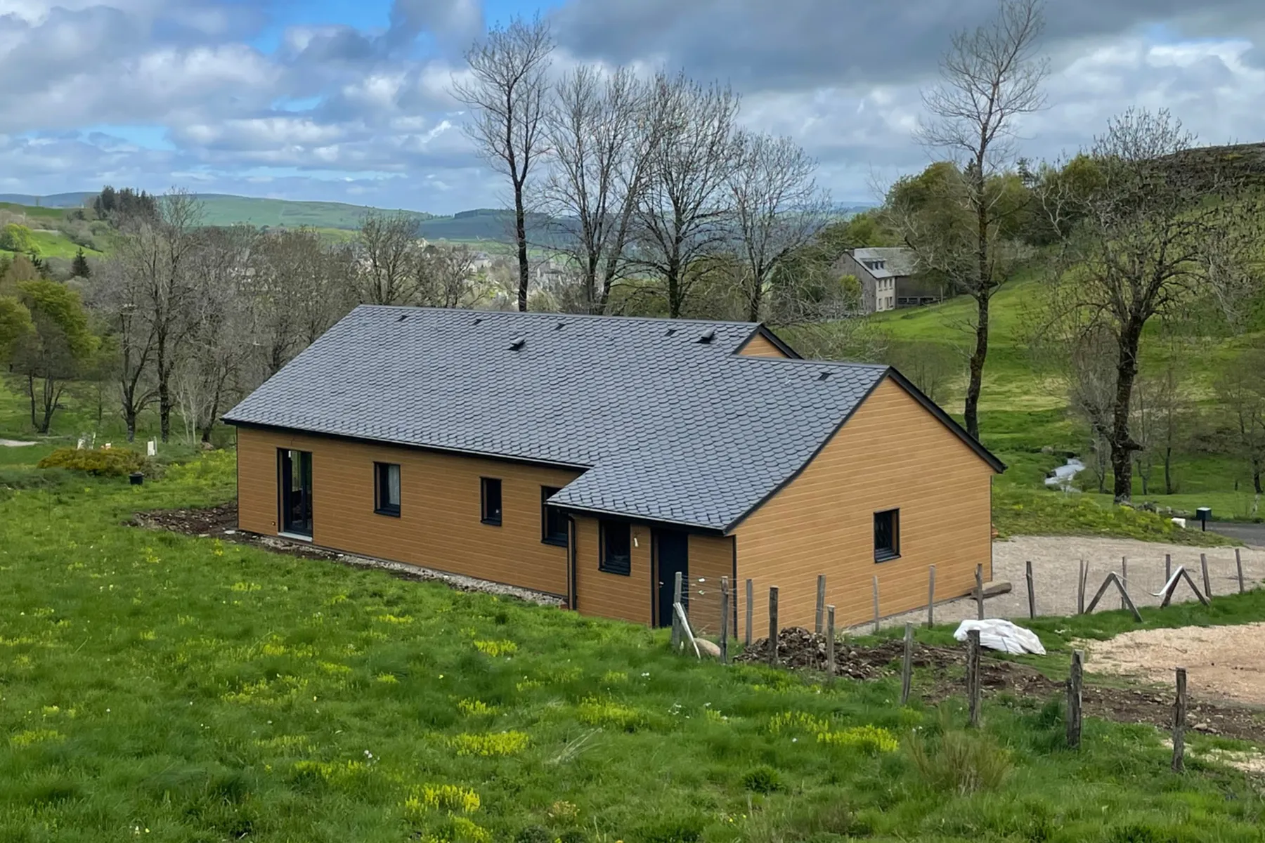 Plain-pied en bois en pleine nature — maison à ossature bois Orlhac