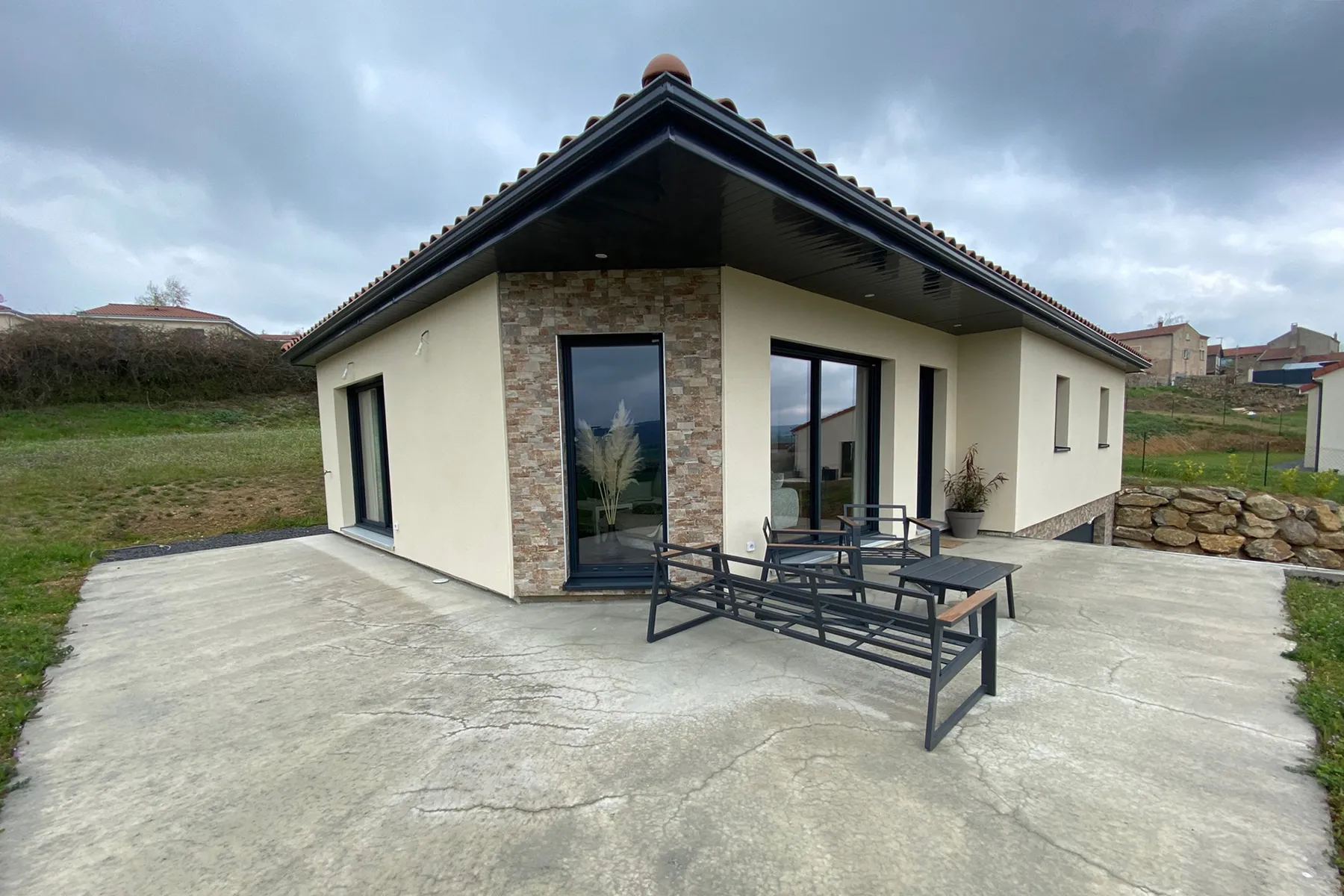 Pan coupé en pierre — maison à ossature bois Orlhac