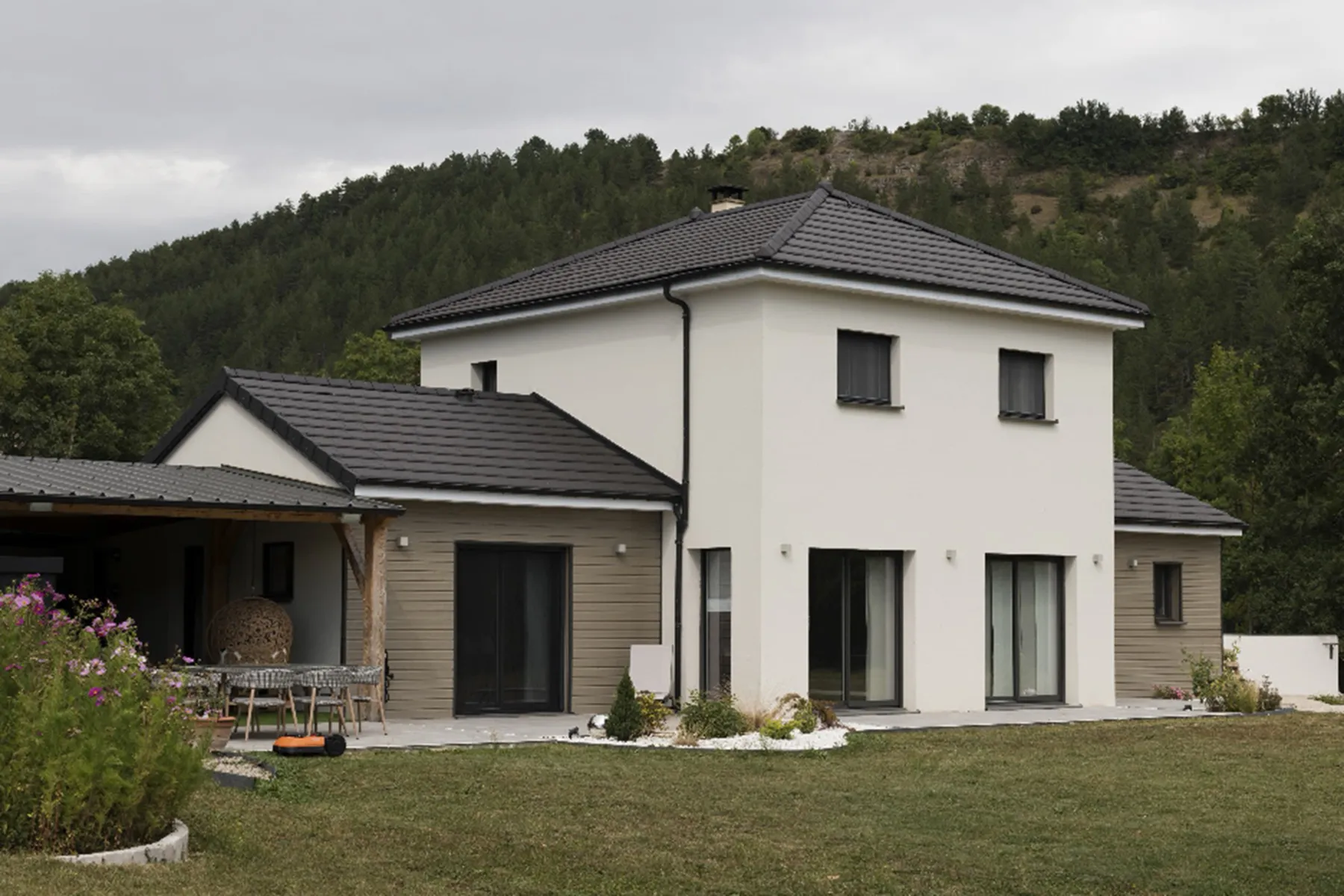 Volumes contrastés — maison à ossature bois Orlhac