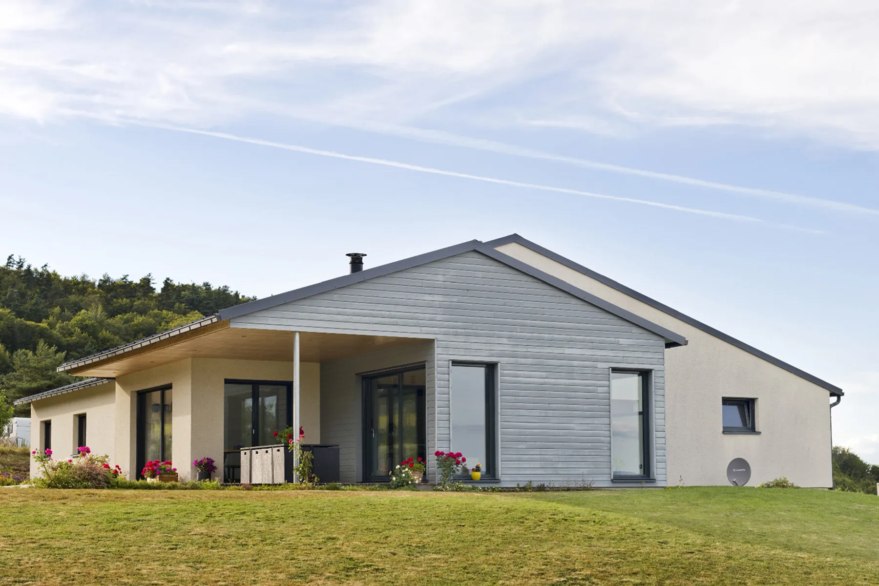 Grands espaces et terrasse accueillante — maison à ossature bois Orlhac