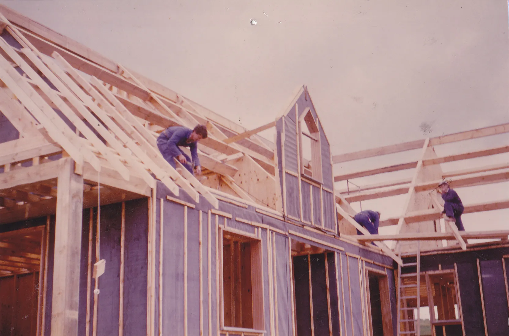 Les compagnons Orlhac sur l'une des premières maisons bois