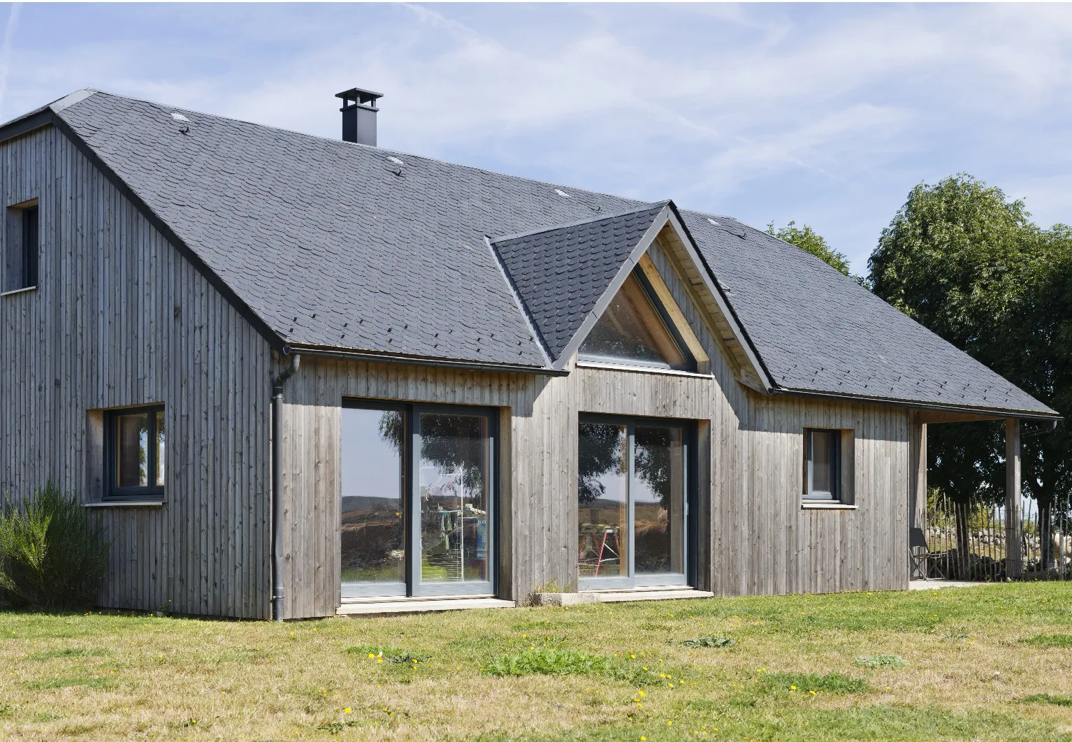Bardage mélèze et houteau — maison à ossature bois Orlhac