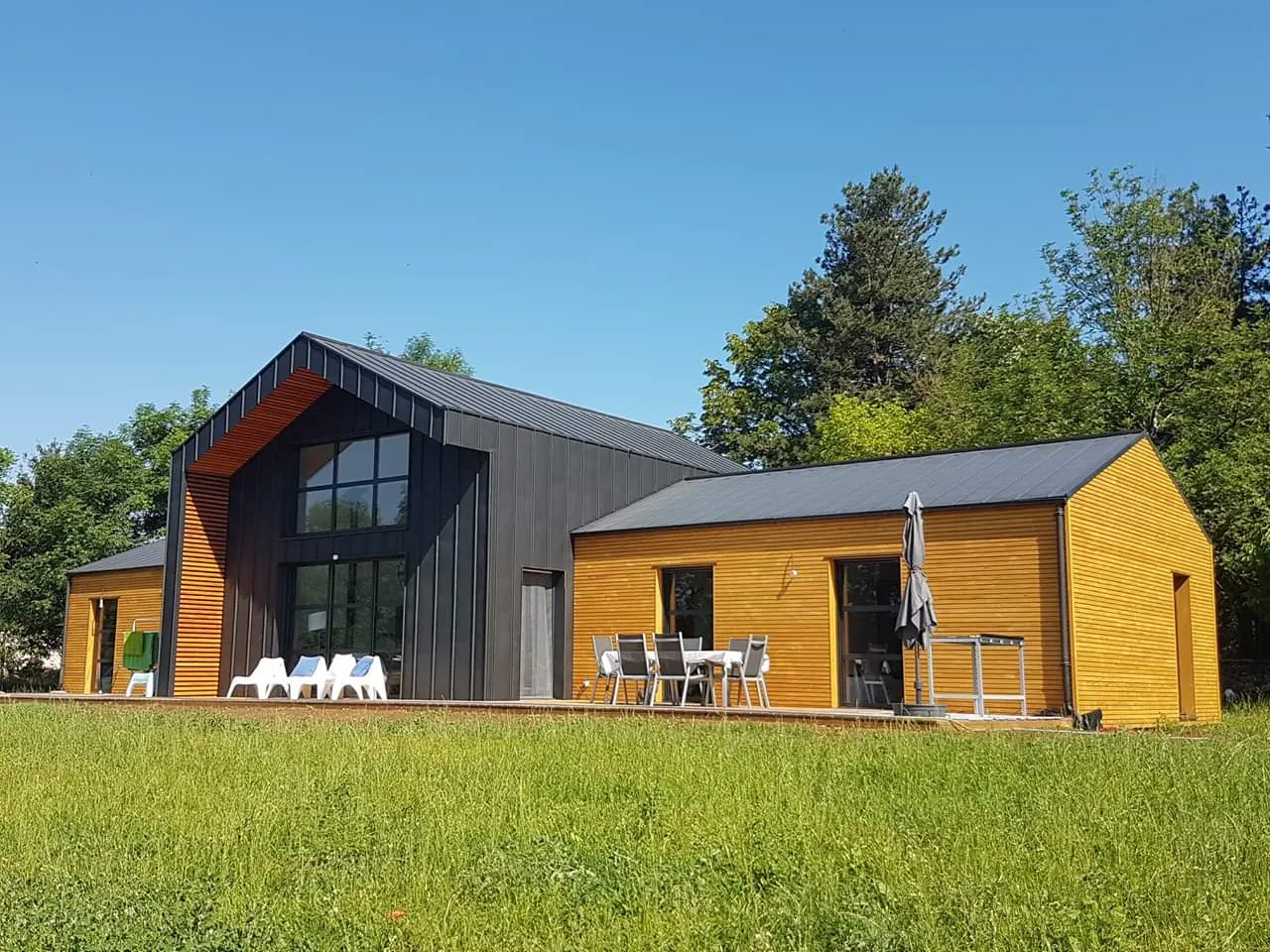 Moderne en douglas et zinc — maison à ossature bois Orlhac